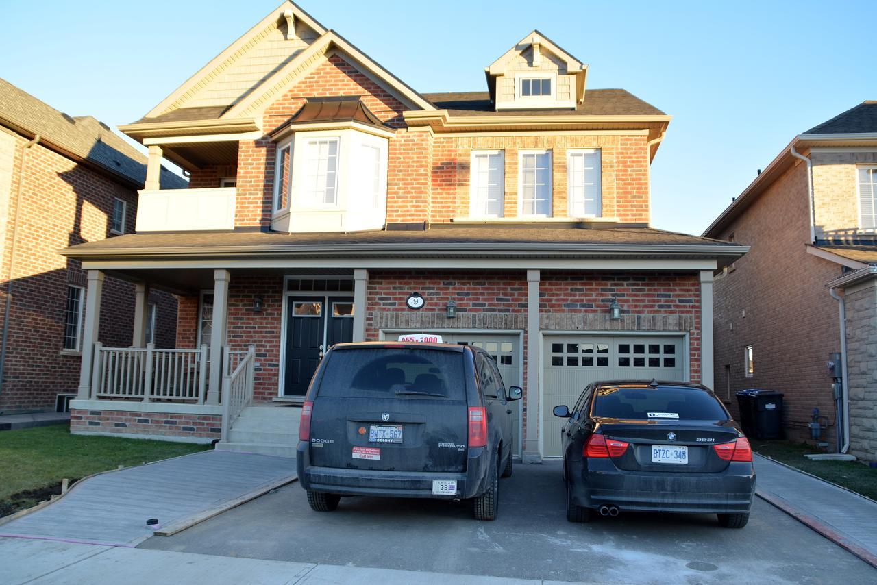 Beautiful And Spacious Basement Apartment Brampton Esterno foto